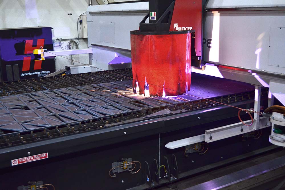 Drilling, marking, threading and plasma and oxy-gas cutting CNC machine